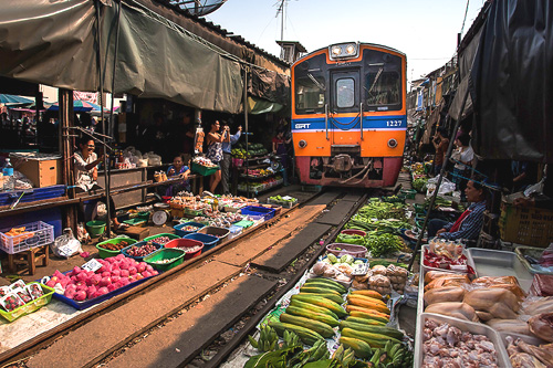 mercato sulla ferrovia di Mae Klong